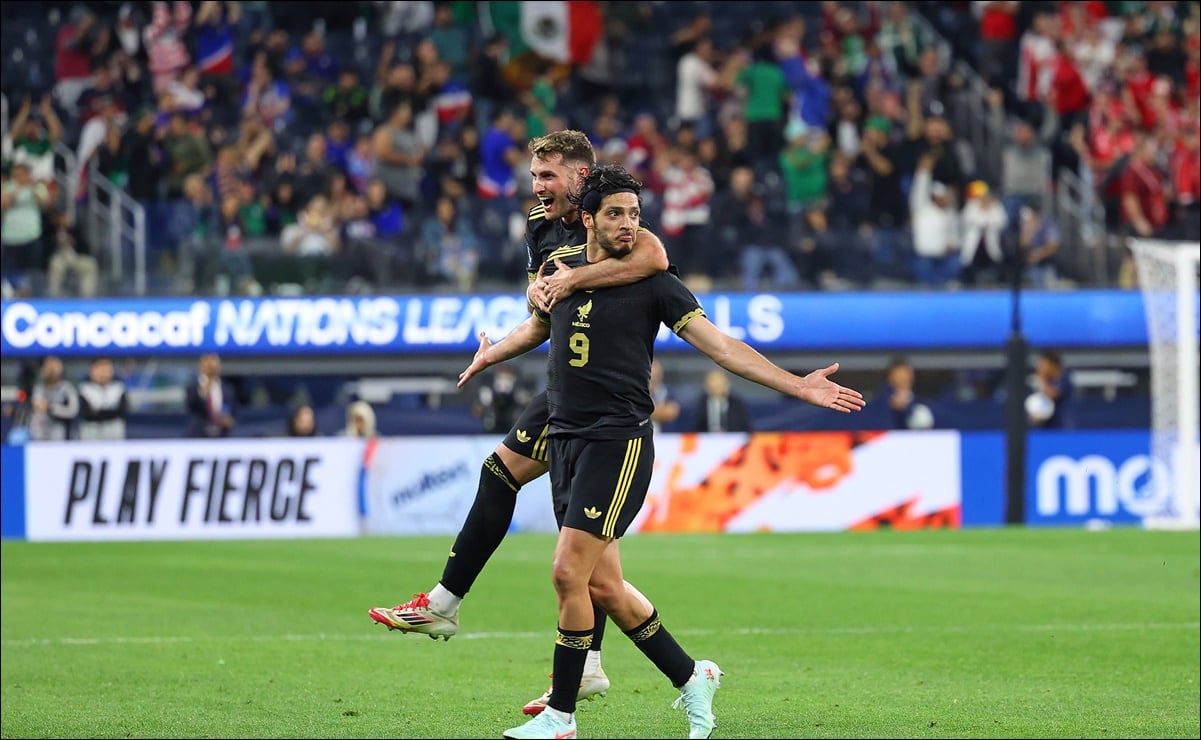 Raúl Jiménez hace un golazo de tiro libre; el delantero mexicano firma doblete ante Canadá