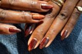 7 diseños de 'cinnamon nails' para un diciembre muy 'cozy'