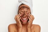 5 recetas de exfoliantes faciales naturales