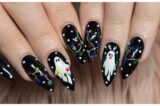 7 diseños de uñas dark para Navidad 2024