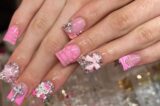 Junk nails, la atrevida tendencia de uñas que toma 2025 por sorpresa