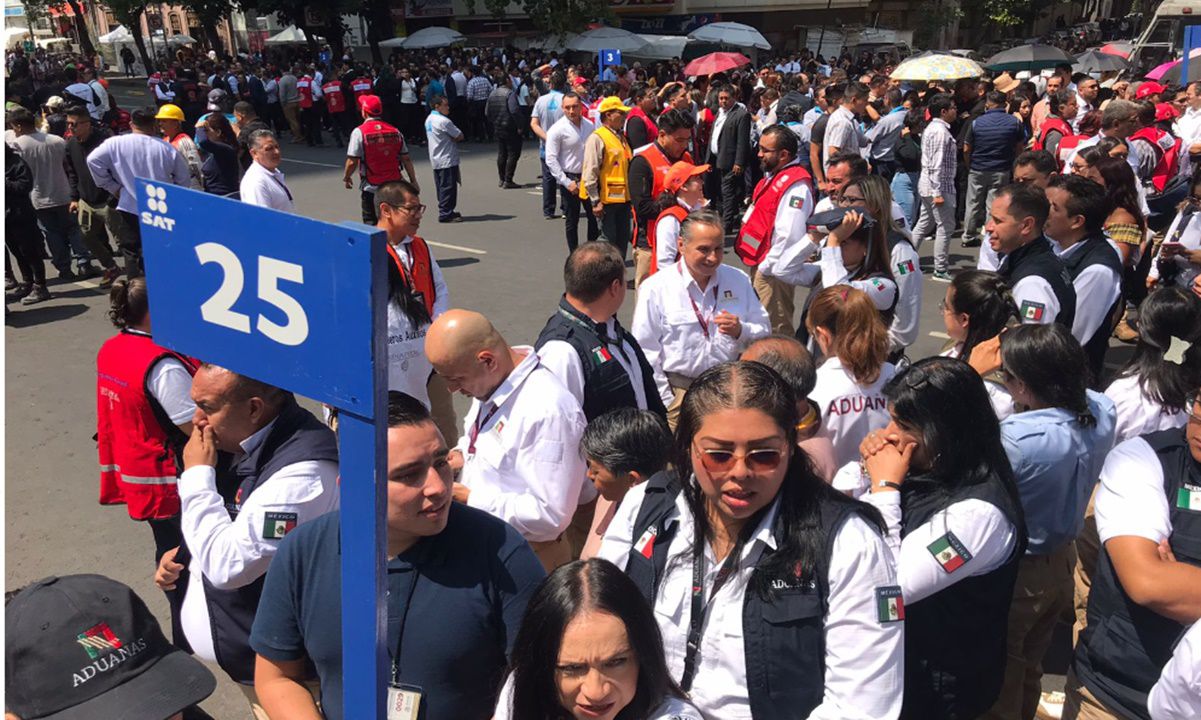 EN VIVO AMLO iza la bandera del Zócalo en memoria de las víctimas de los sismos de 1985 y 2017