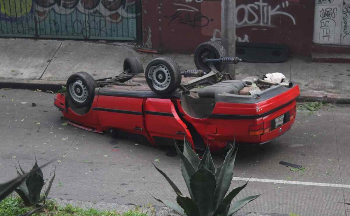 Carambola sobre la México-Cuernavaca deja daños en autos; motociclista resultó lesionado 