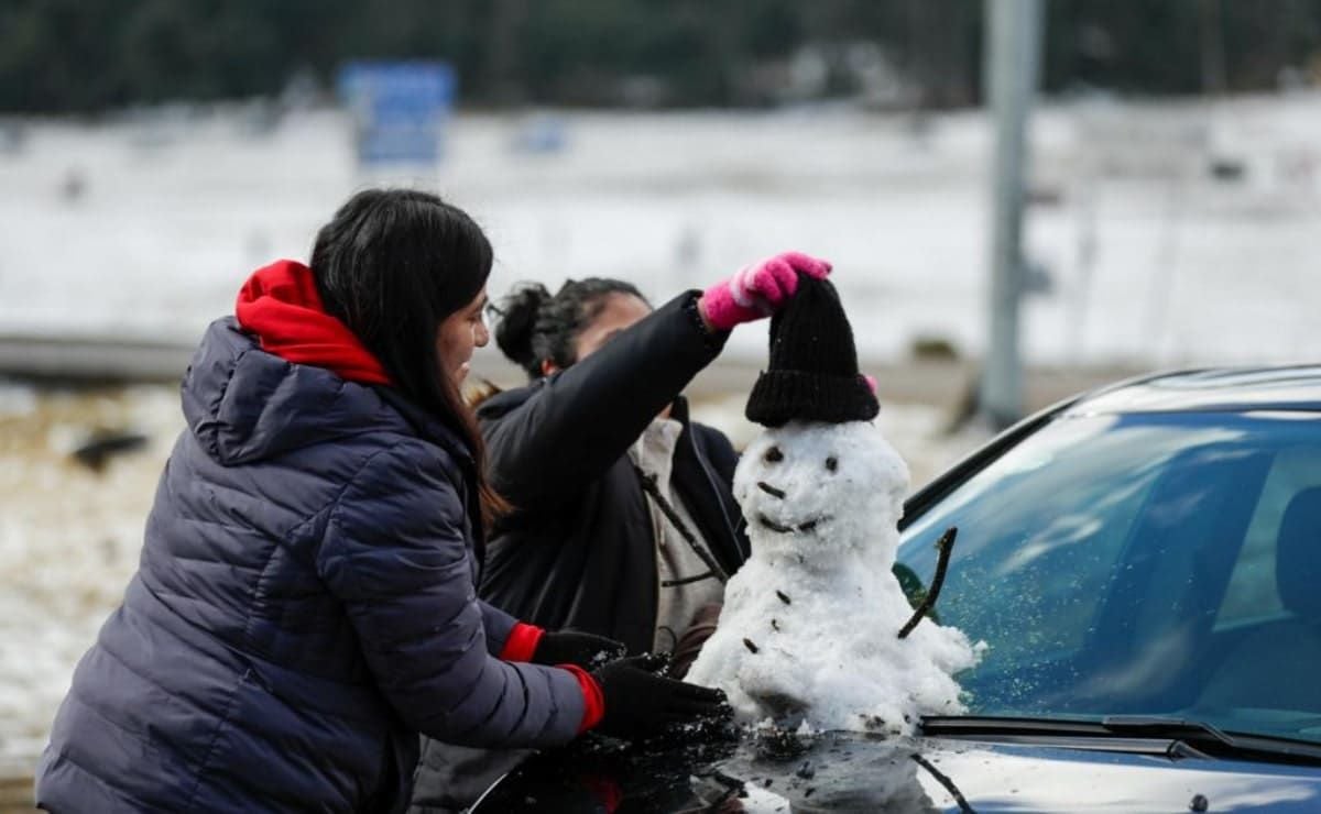 Granizada sorprende a San Luis Potosí y llena de blanco calles y carreteras