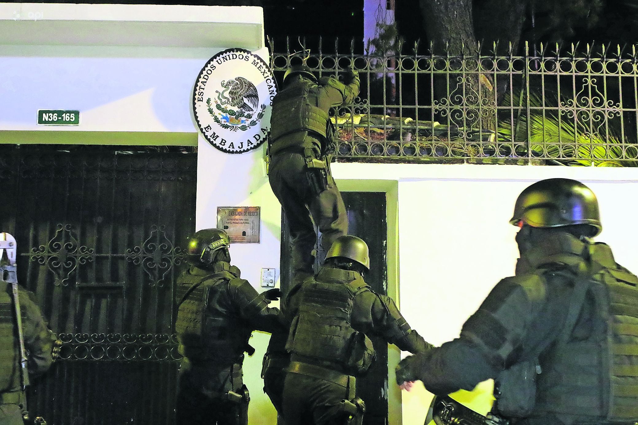 Gobierno capitalino recupera espacio público en Glorieta de Insurgentes; desalojan a comerciantes ambulantes