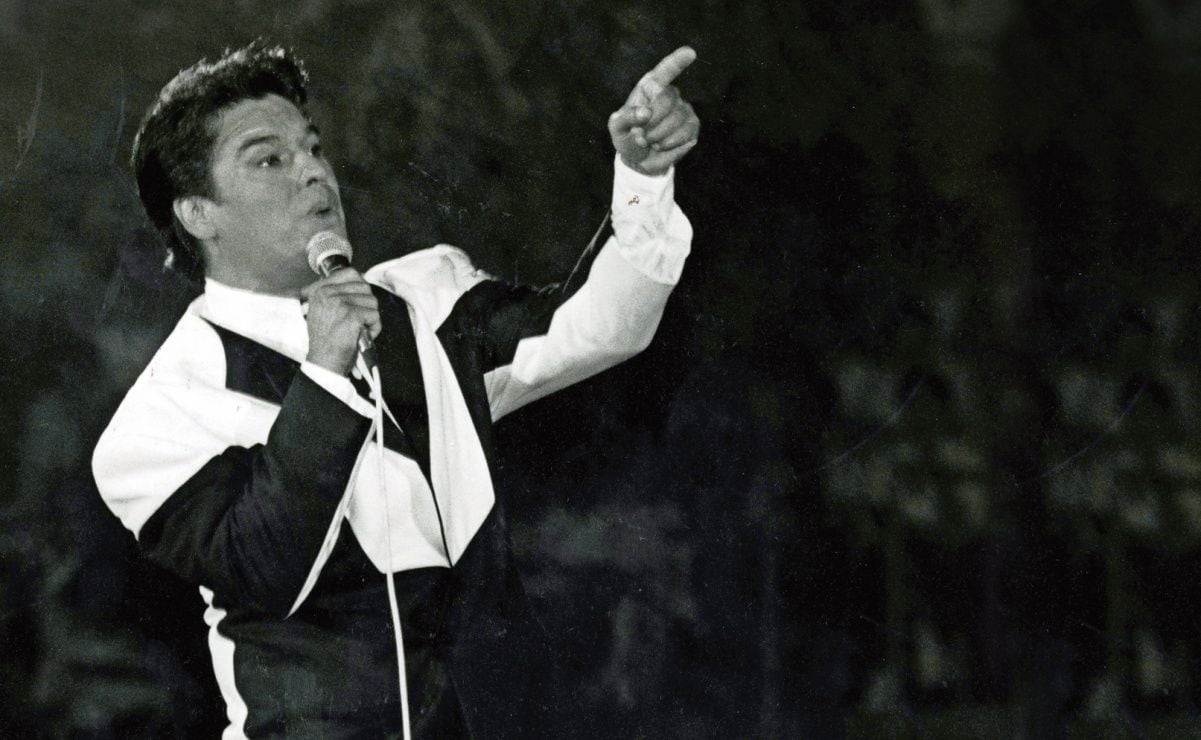 ¡Ay, ay, ay! Ni la lluvia evita que cientos canten a todo pulmón en el Zócalo en el maratón de Mariachi