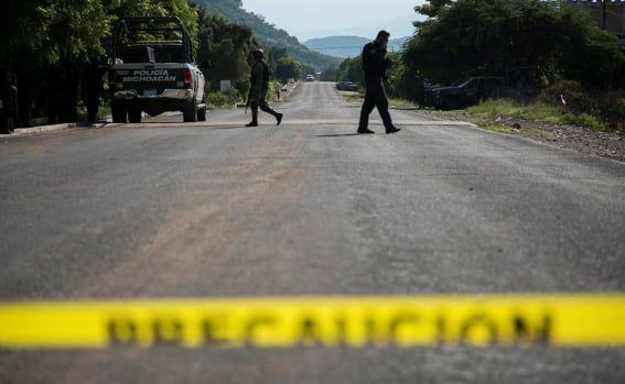 VIDEO: Captan a una mujer arrastrando a un perro con su camioneta en Jalisco; la detienen por maltrato animal 