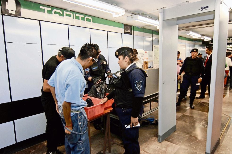 Aseguran 130 toneladas de autopartes y vehículo robado en Iztapalapa