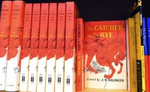 "El guardián en el centeno" (The Catcher in the Rye) fue objetado por un lenguaje que hoy en día es considerado ingenuo