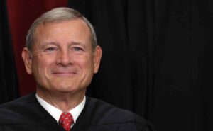 El presidente de la Corte Suprema John Roberts redactó la decisión de la mayoría.