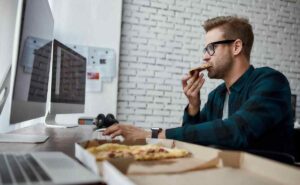 Es importante tratar de hacer una pausa para comer