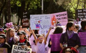 Contingentes universitarios en la marcha 8M