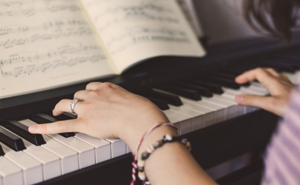 ¿Quieres aprender a tocar el piano? Descubre este curso en línea gratis