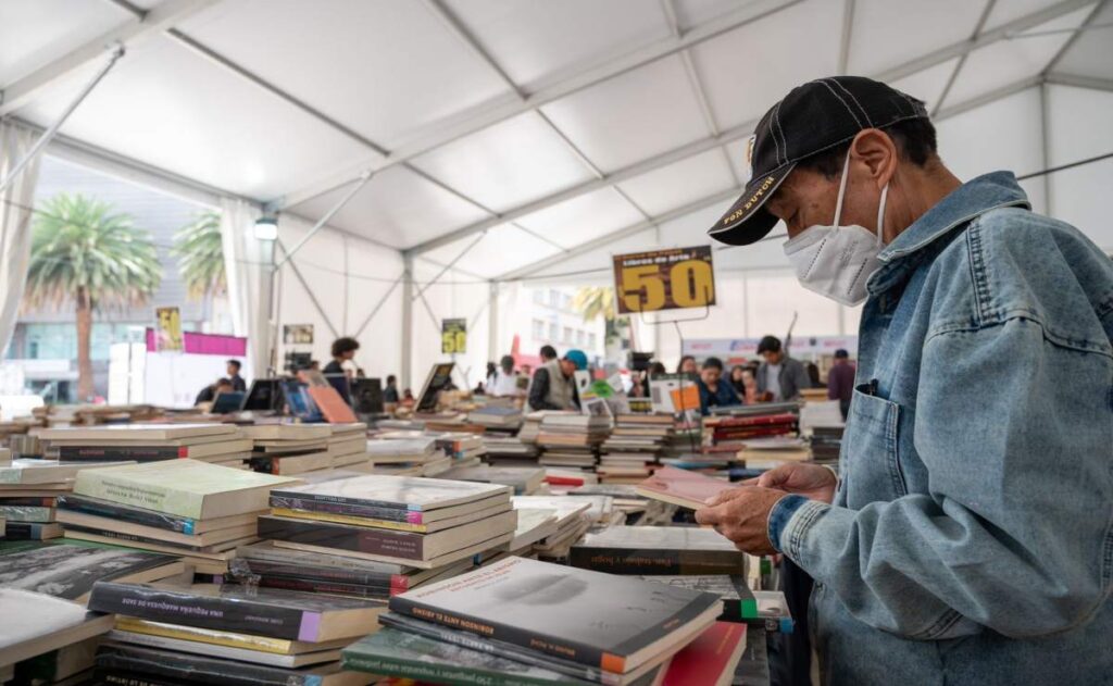 ¡Rompe el cochinito! Lánzate al remate de libros que habrá en el Monumento a la Revolución