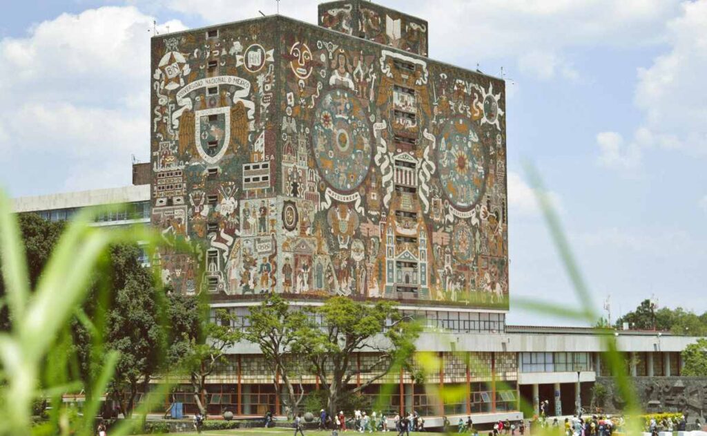 ¡Se quedó en la UNAM! Joven es aceptado en medicina y así reaccionaron sus padres