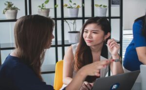 Carreras que puedes estudiar si tu pasión es orientar a otros