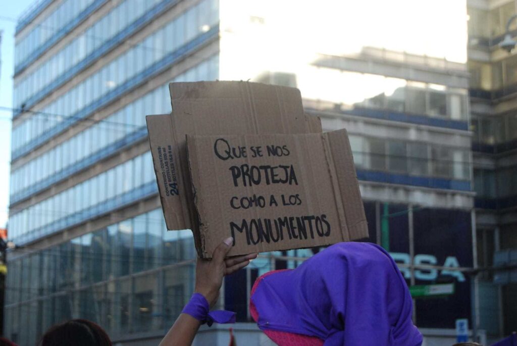 Las mujeres marcharon por las calles del centro de la capital para conmemorar el 25N.