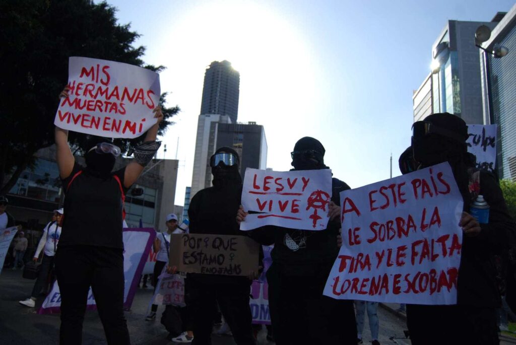 Las mujeres marcharon por las calles del centro de la capital para conmemorar el 25N.