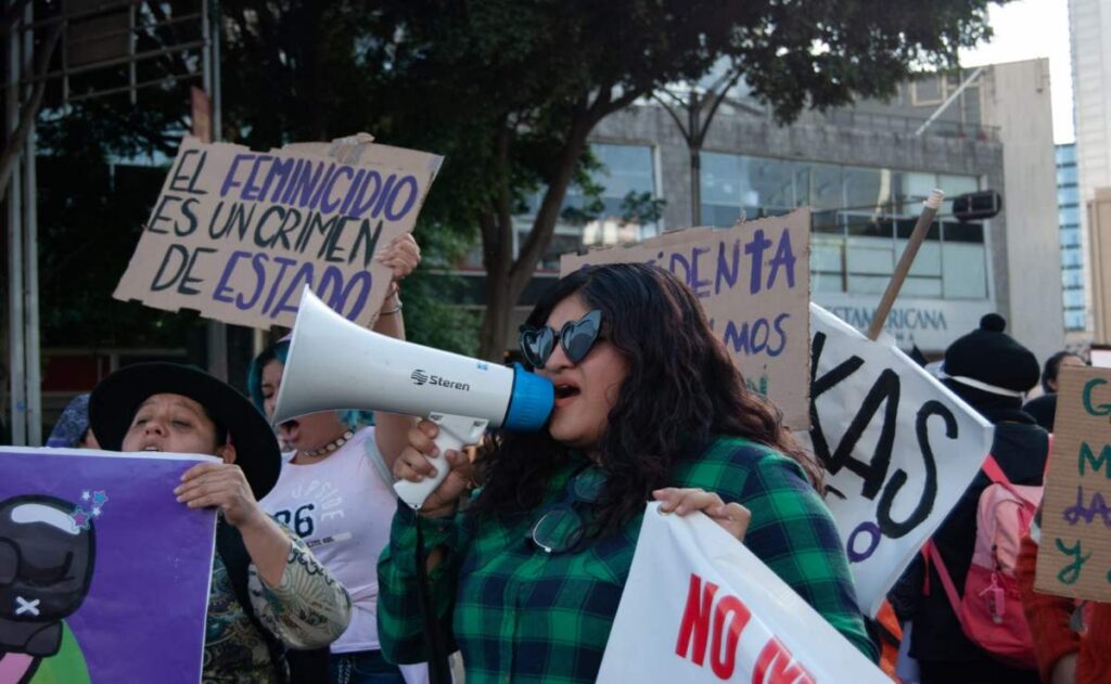 Entre consignas y carteles: Así se vivió la marcha del 25N en la CDMX