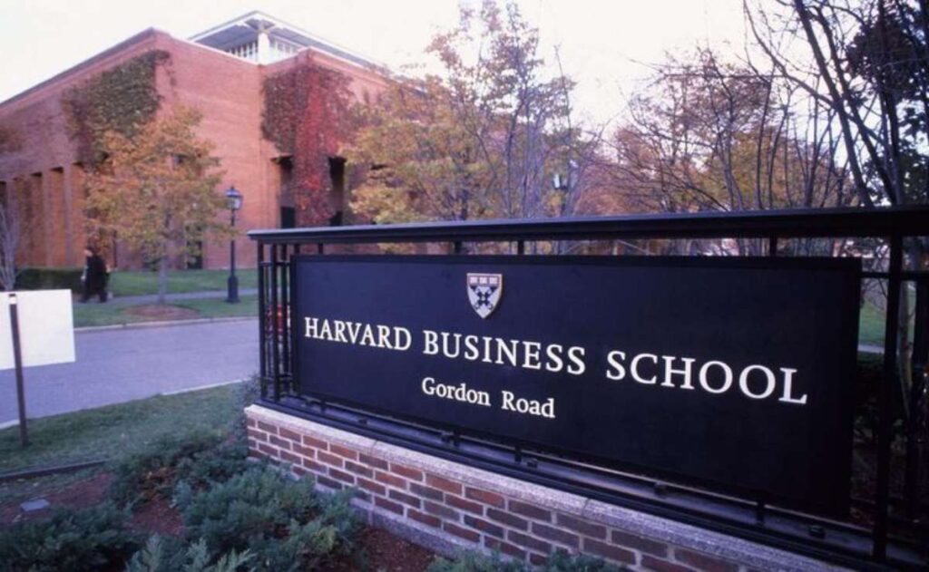 Convocatoria de becas de Harvard; requisitos para postulaciones