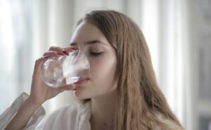 Harvard revela si tomar agua antes de comer te ayuda a perder peso 