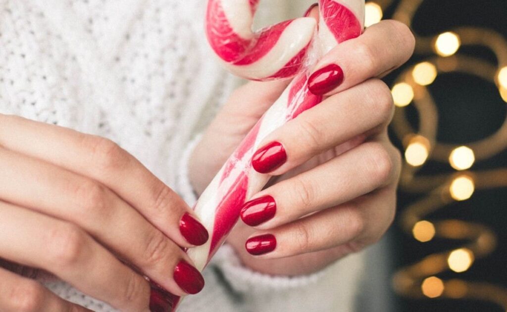 ¡Sin necesidad de gastar! 5 diseños de uñas que puedes hacer tú misma para Navidad  