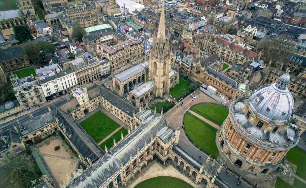 ¿Cuánto cuesta estudiar en la Universidad de Oxford en 2025?